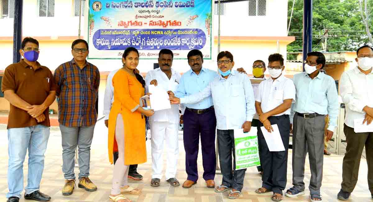 శ్రీరాంపూర్‌ సింగరేణిలో 87 మందికి కారుణ్య ఉద్యోగ నియామక పత్రాలు అందజేత