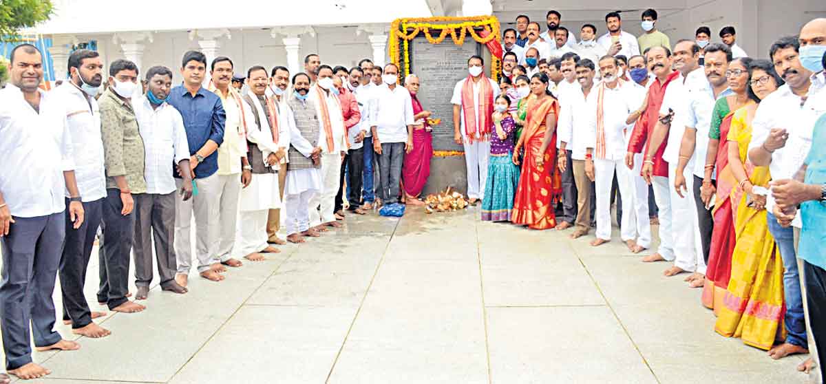 ఆలయ అభివృద్ధికి సహకారం