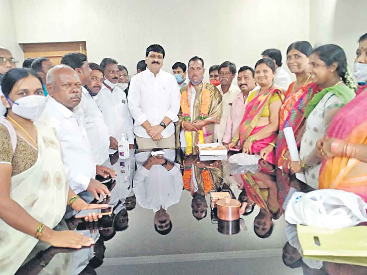 సమస్యల పరిష్కారానికి కృషి : ఎమ్మెల్యే
