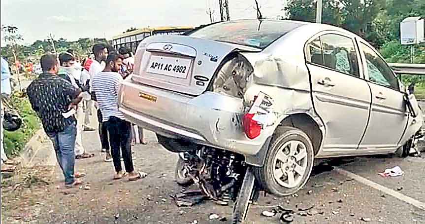 డివైడర్‌ను దాటి ఆటో, బైక్‌ను ఢీకొట్టి