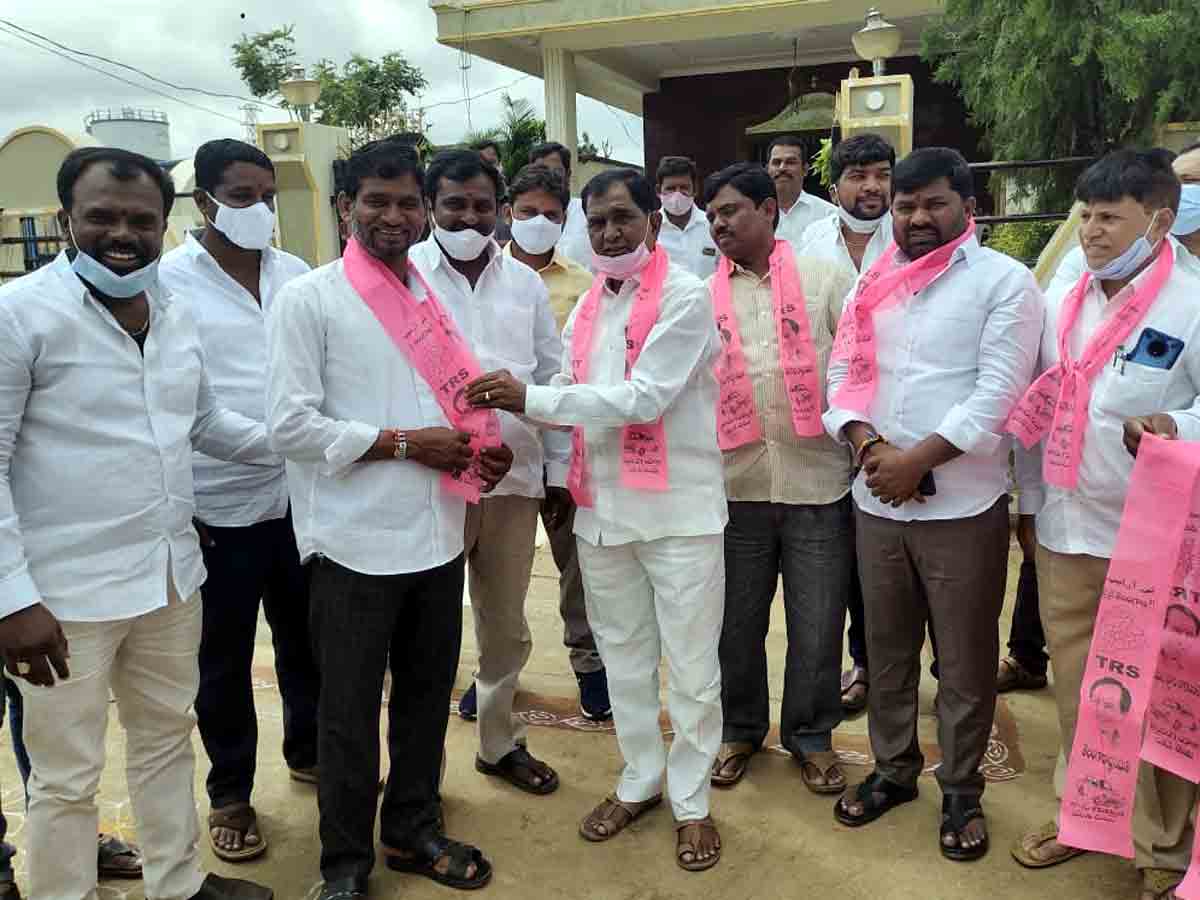 Shadnagar : విఠ్యాలలో గుబాళించిన గులాబీ.. గ్రామమంతా గులాబీమయం