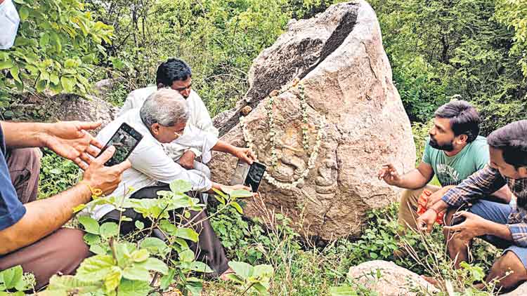 ఉండ్రుగొండ గుట్టల్లో వినాయక విగ్రహం