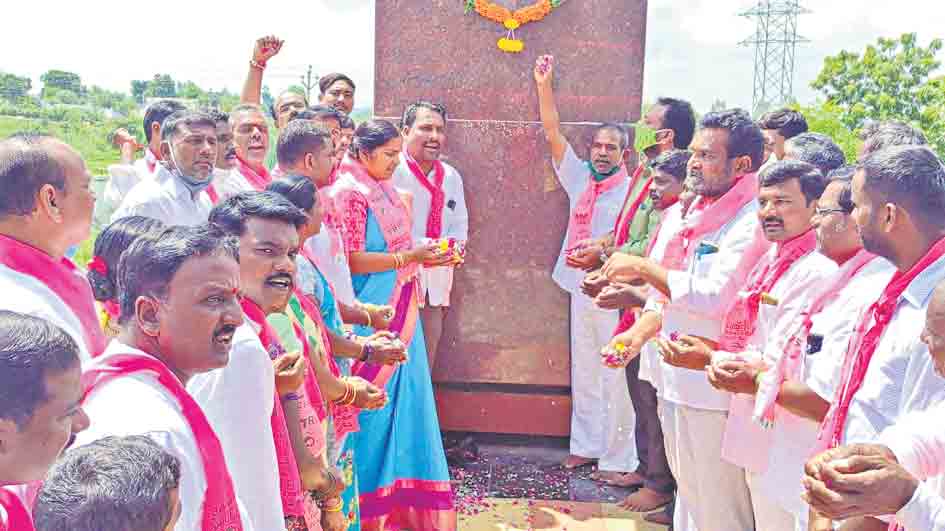 ఊరూవాడ గులాబీమయం