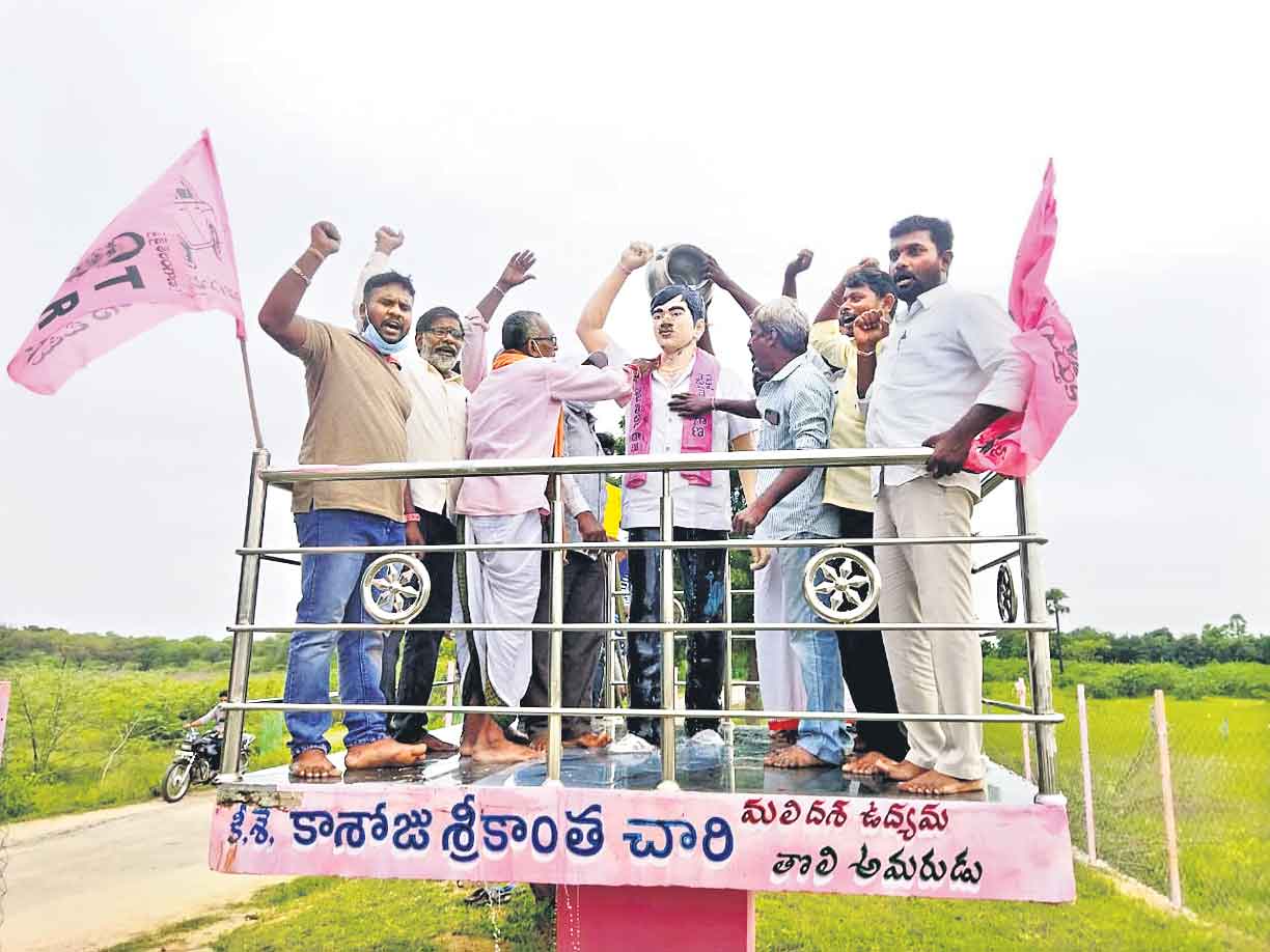 శ్రీకాంతాచారి విగ్రహానికి సంప్రోక్షణ