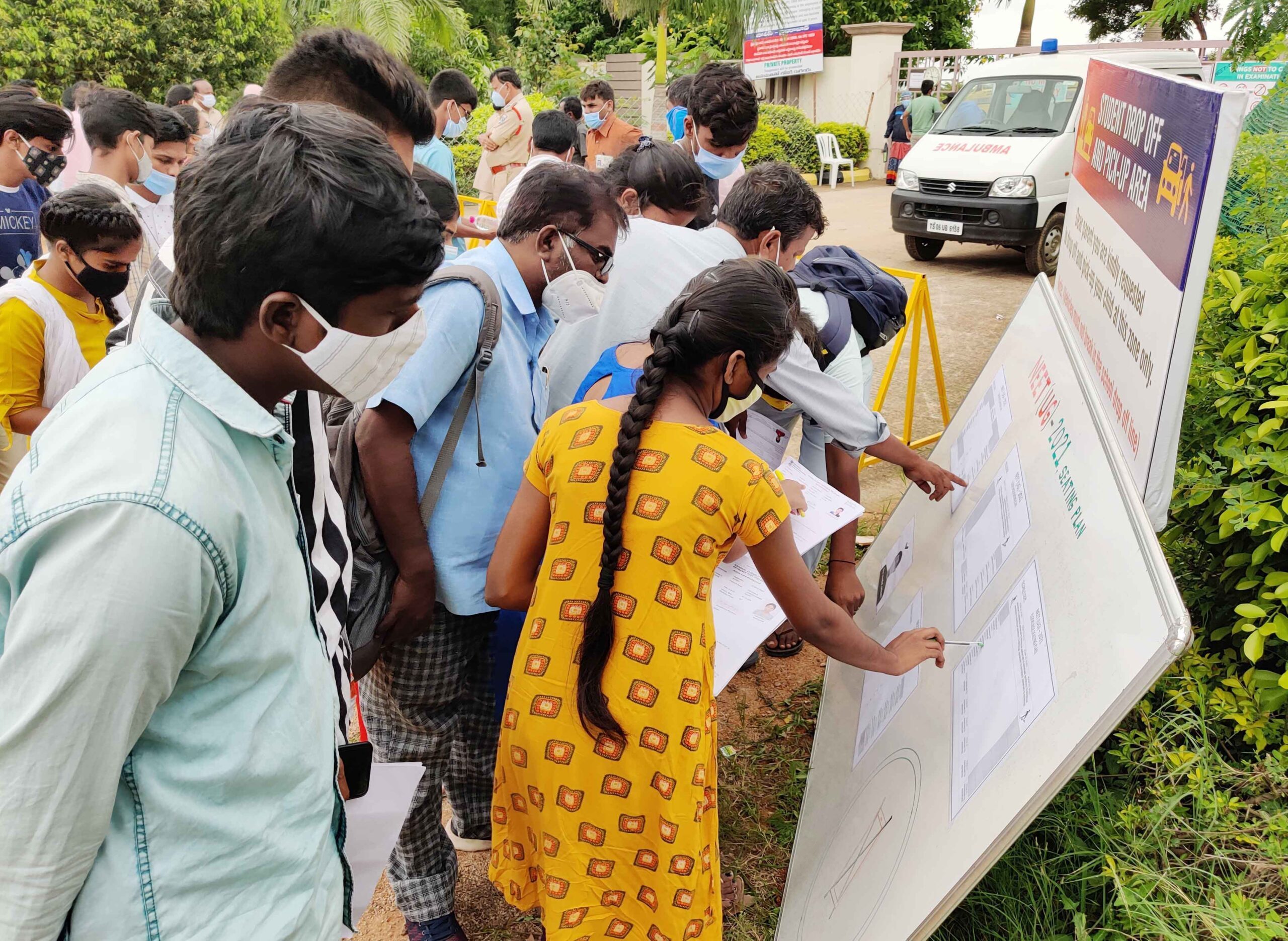 Kadthal : మండలంలో ప్రశాంతంగా నీట్‌ పరీక్ష