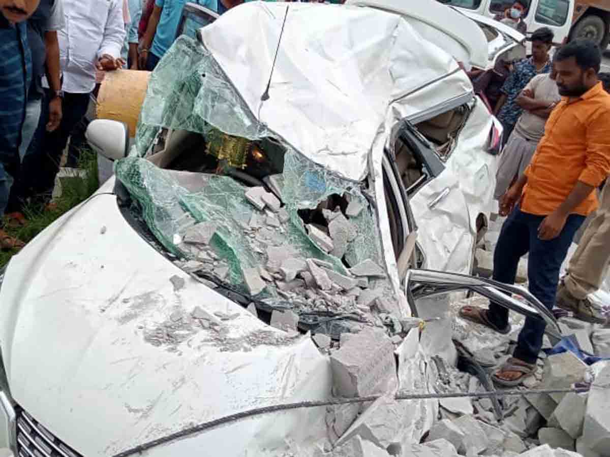 Kothuru : కారును ఢీకొట్టిన డీసీఎం.. ఒకరికి స్వల్ప గాయాలు