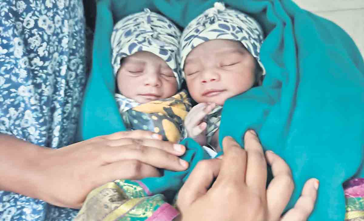 తల్లీ బిడ్డలను కాపాడిన 108 సిబ్బంది