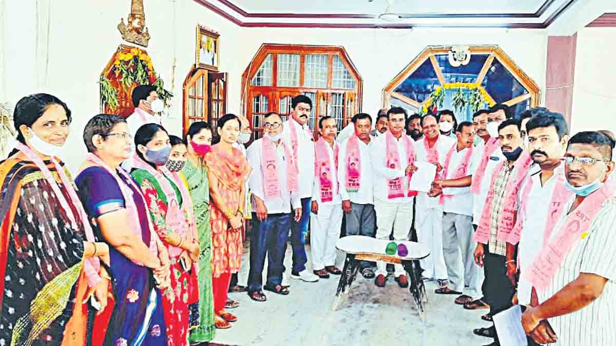 సమిష్టిగా ఉంటూ పార్టీని మరింత పటిష్టం చేద్దాం..