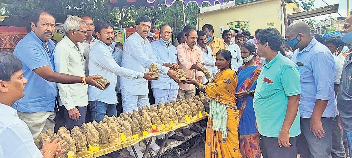 మట్టిగణపతినే పూజిద్దాం.. పర్యావరణాన్ని కాపాడుదాం