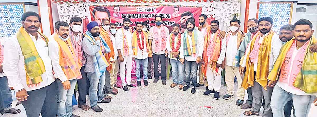 ప్రజలకు అందుబాటులో ఉండాలి