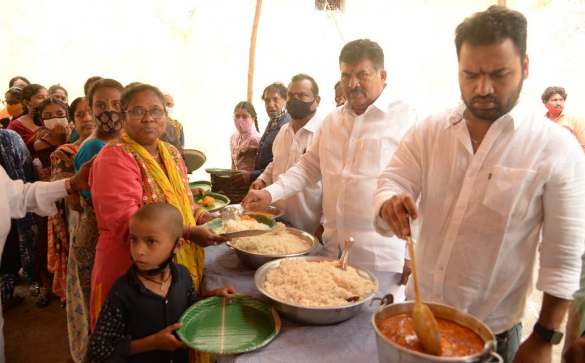 vinayaka navaratri | అన్న‌దాన కార్య‌క్ర‌మాల్లో ఎమ్మెల్యే ముఠాగోపాల్‌