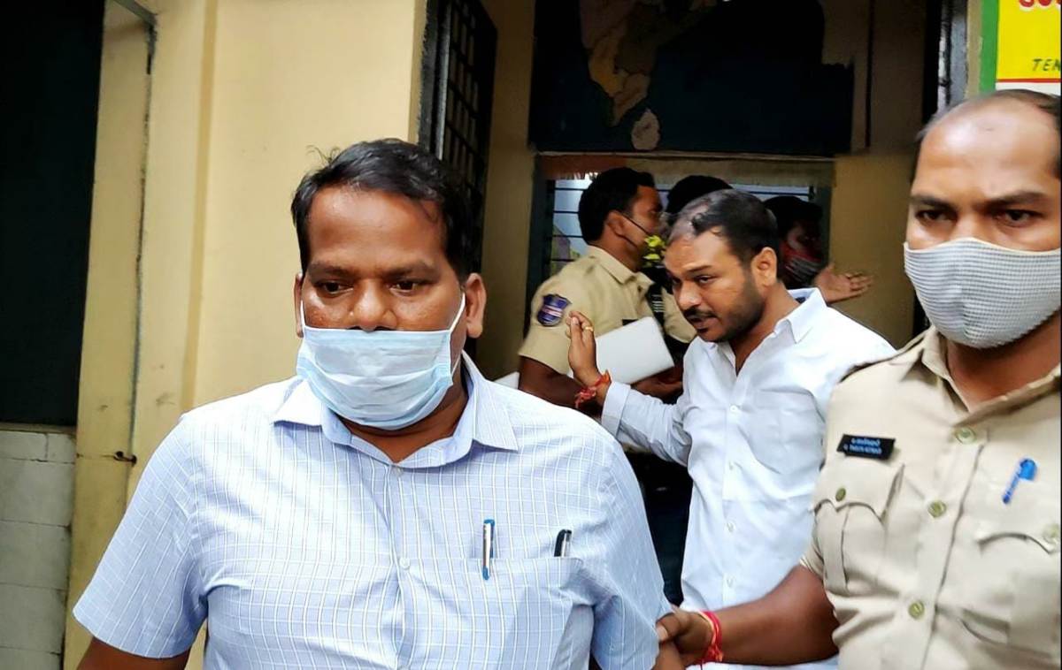 Crime | కీచక టీచర్‌ను పోలీసులకు అప్పగించిన తల్లిదండ్రులు