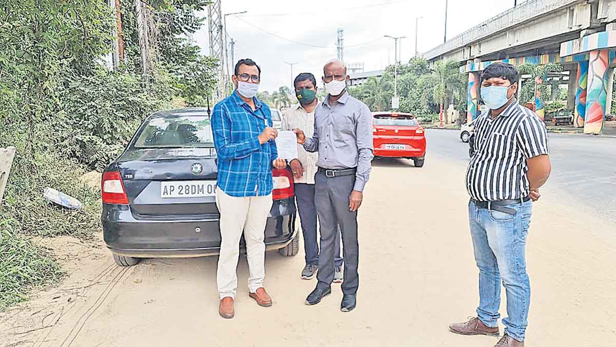 రోడ్డుపై ఇసుక.. యజమానికి జరిమానా