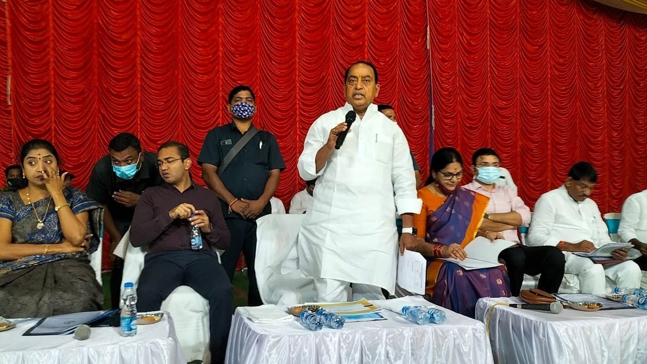 భూ హక్కు పత్రాలను అందించేందుకు కృషి చేస్తాం