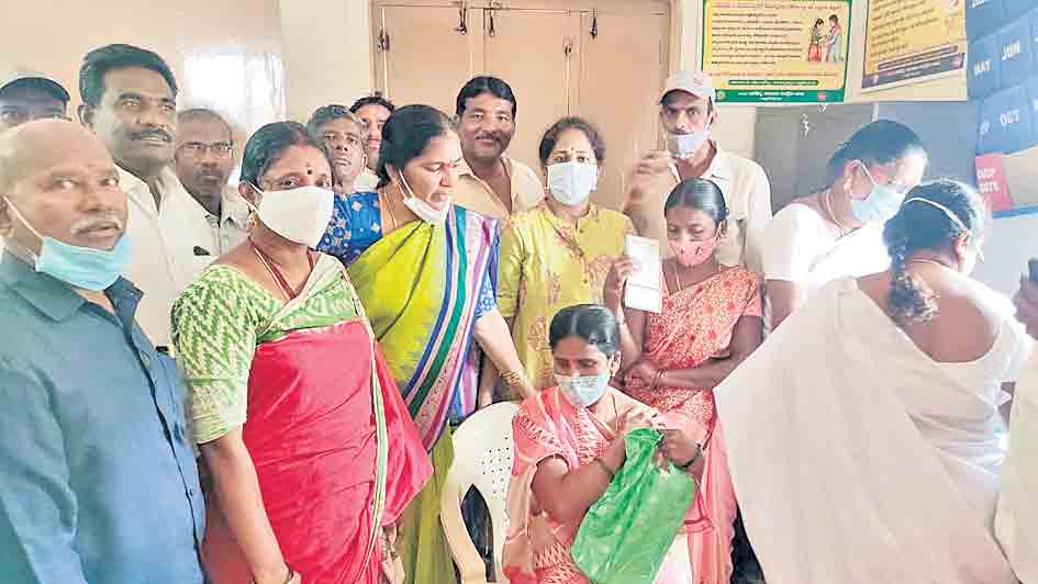 ప్రతి ఒక్కరూ వ్యాక్సిన్‌ తీసుకోవాలి