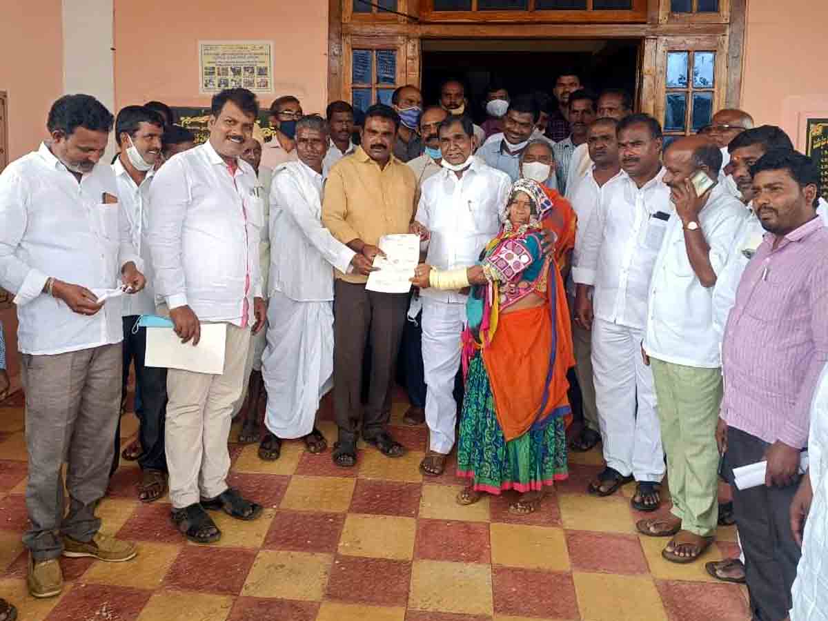 CMRF : ఎనిమిది మందికి సీఎం సహాయనిధి చెక్కులు అందజేత