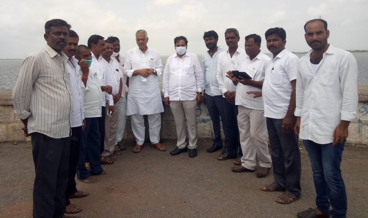 జూరాల ప్రాజెక్టును సందర్శించిన ఎమ్మెల్సీలు కుచుకుళ్ల,కసిరెడ్డిలు