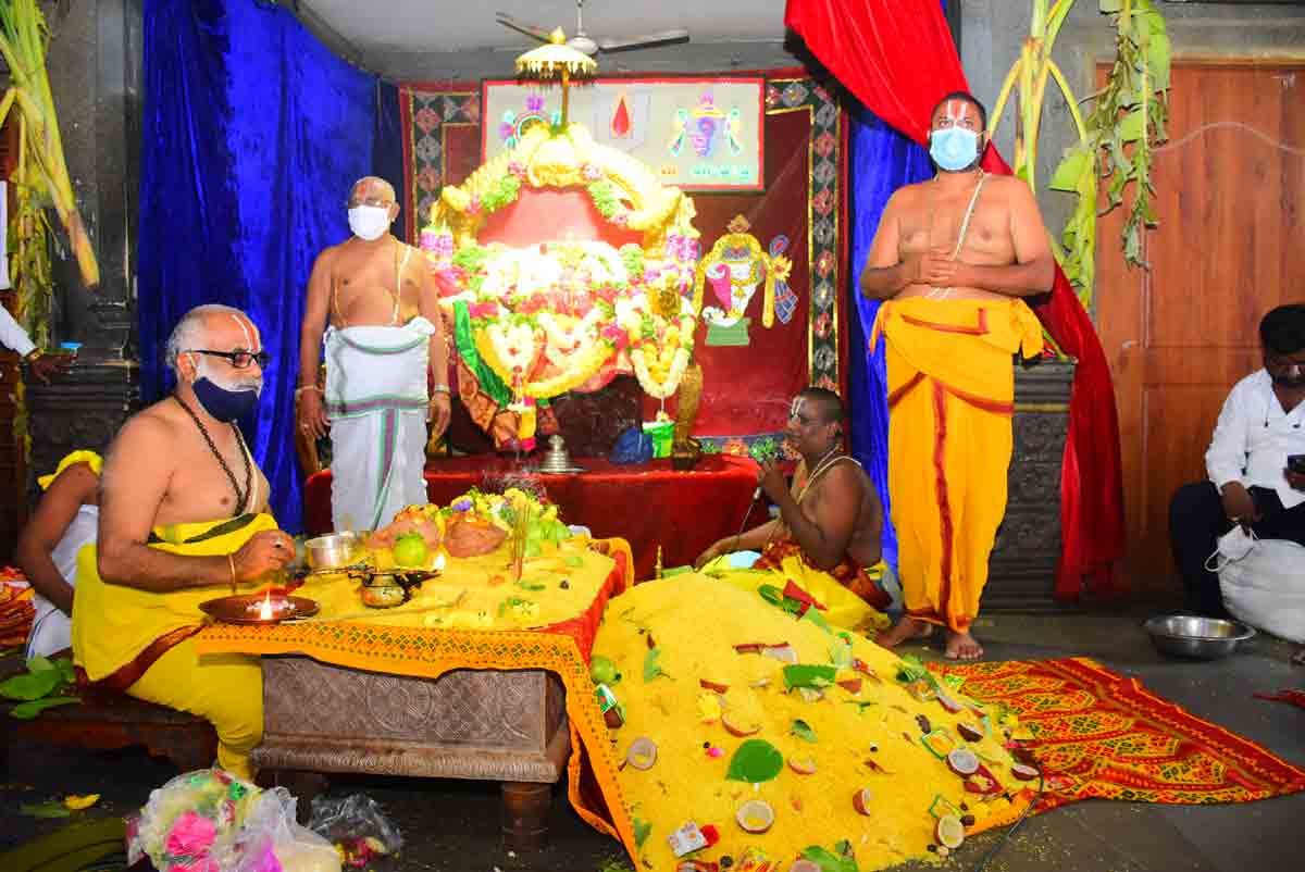 యాదాద్రిలో భక్తజన సంద్రం