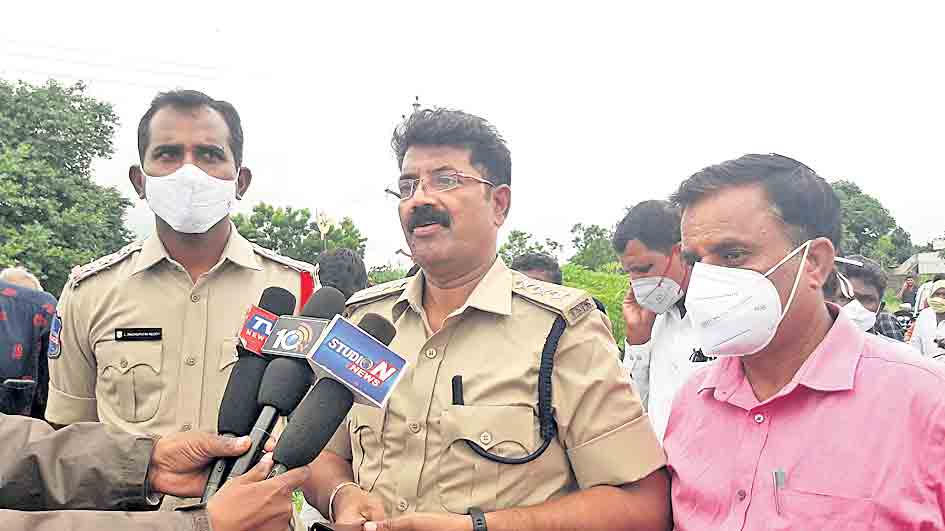 నీటి ప్రవాహంలో కొట్టుకుపోయిన వ్యక్తి మృతి