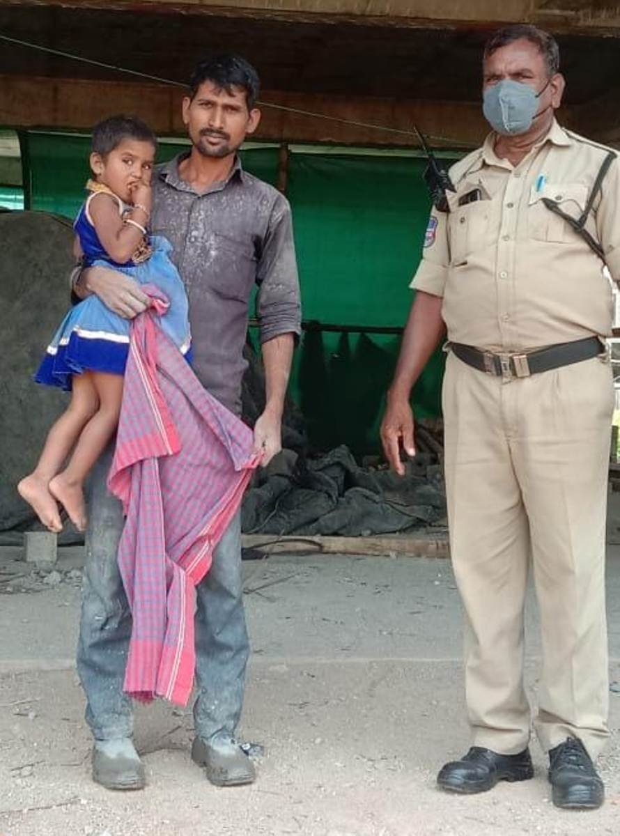 Child missing | చిన్నారిని తల్లిదండ్రులకు అప్పగించిన పోలీసులు