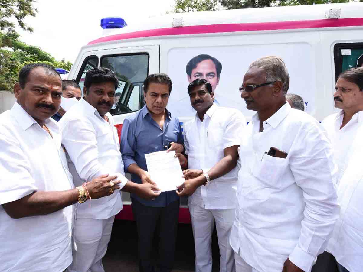 Ibrahimpatnam : ప్రభుత్వానికి తొమ్మిది అంబులెన్స్​‍లు అందజేత..