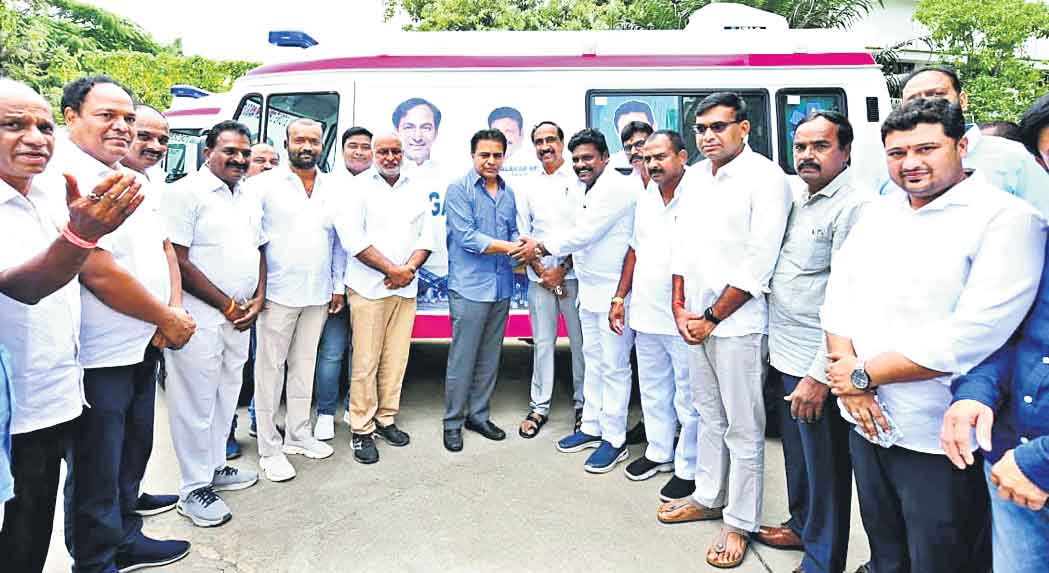 గిఫ్ట్‌ ఏ స్మైల్‌కు ఏడు అంబులెన్స్‌లు