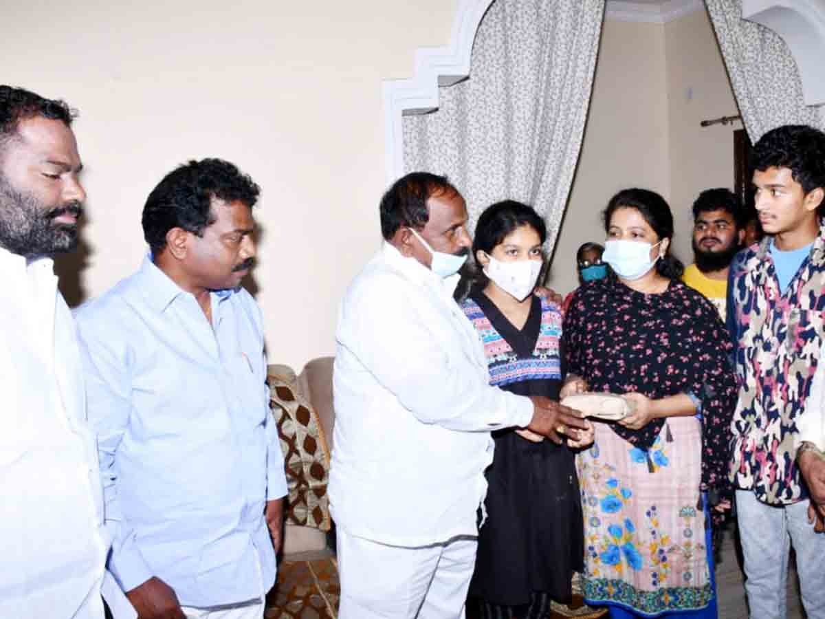 Chevella : మృతుడి కుటుంబానికి అండగా.. ఎమ్మెల్యే కాలె యాదయ్య