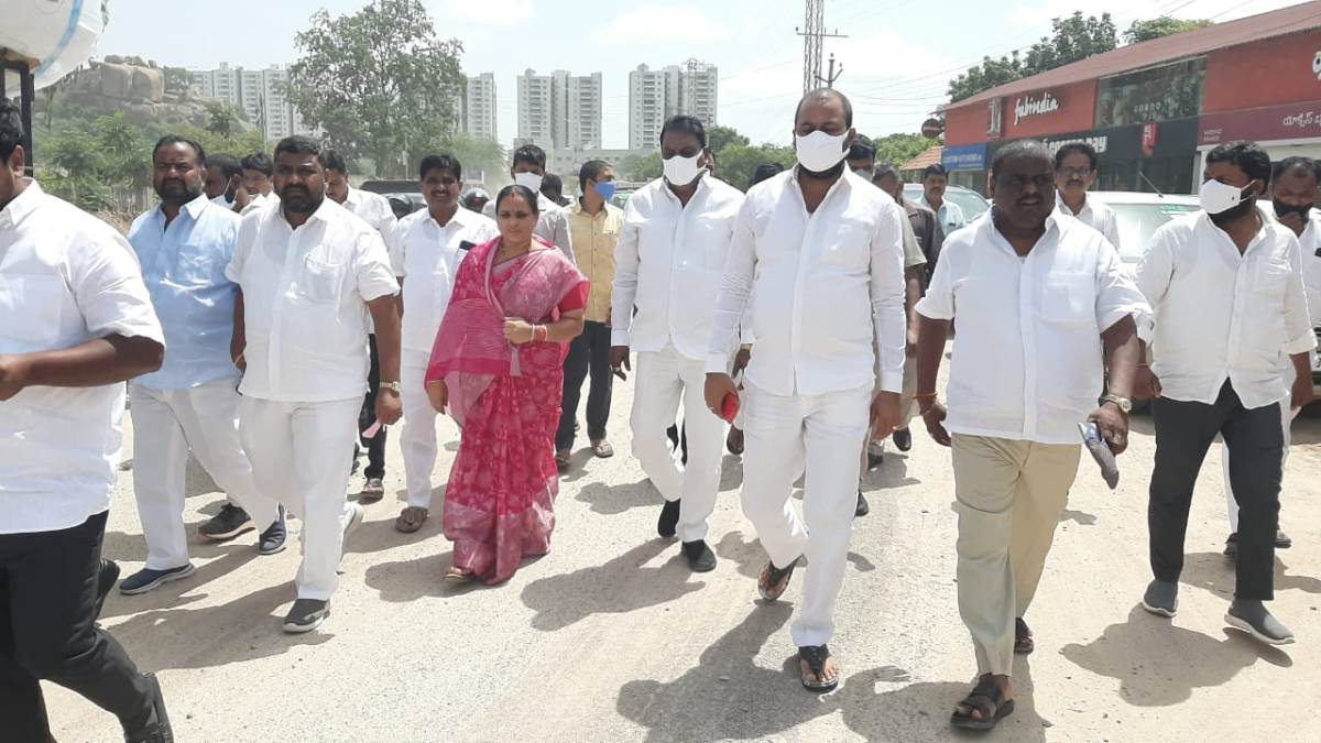 ‌నిధులు మంజూరైనా ప‌నులు కాలే.. అధికారులపై ఎమ్మెల్యే ప్రకాశ్ గౌడ్ ఆగ్రహం