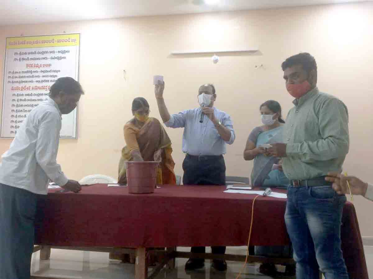 Vikarabad : లాటరీ పద్ధతి ద్వారా గిరిజన లబ్ధిదారుల ఎంపిక.. జిల్లా గిరిజనాభివృద్ధి శాఖ అధికారి కోఠాజీ