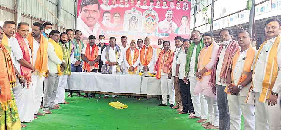 వీరభద్రస్వామి దేవాలయ అభివృద్ధికి కృషి