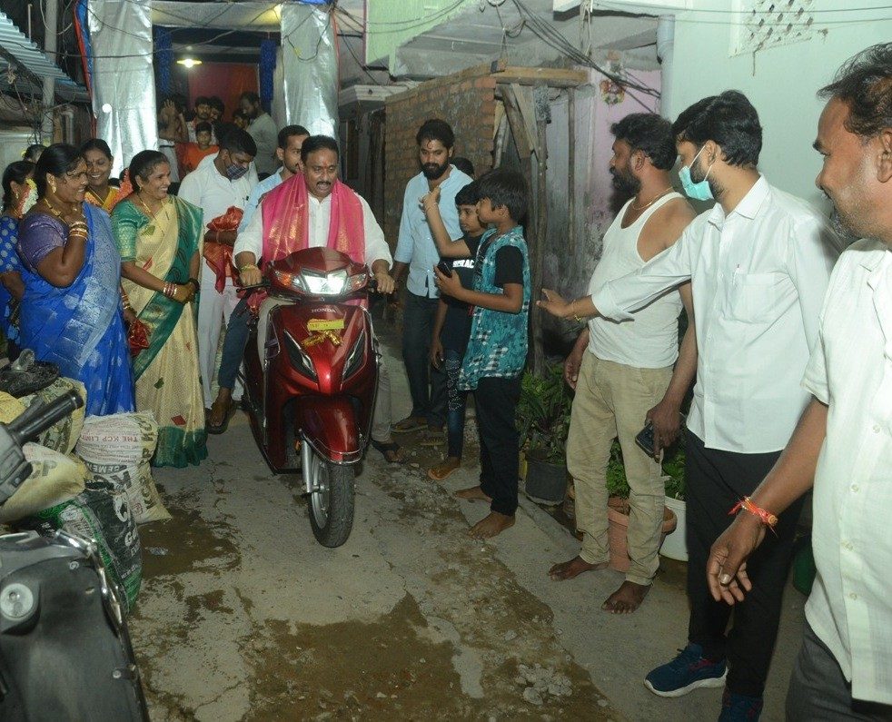 MLA danam nagender | గల్లీల్లో మండపాల సందర్శనకు స్కూటర్‌పై..
