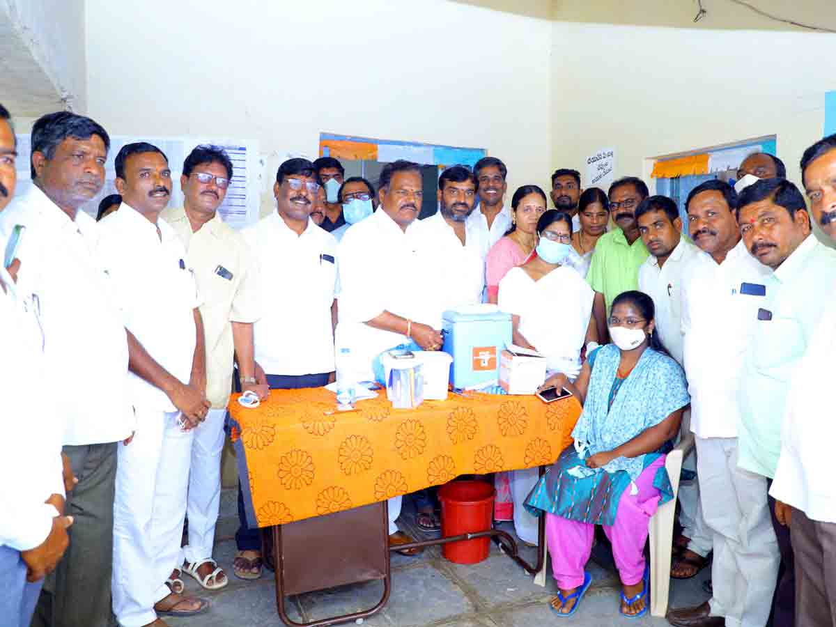 Kadthal : 18సంవత్సరాలు నిండిన ప్రతి ఒక్కరూ వ్యాక్సిన్‌ వేయించుకోవాలి