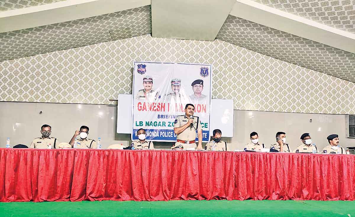 భక్తులు కొవిడ్‌ నిబంధనలను పాటించాలి..