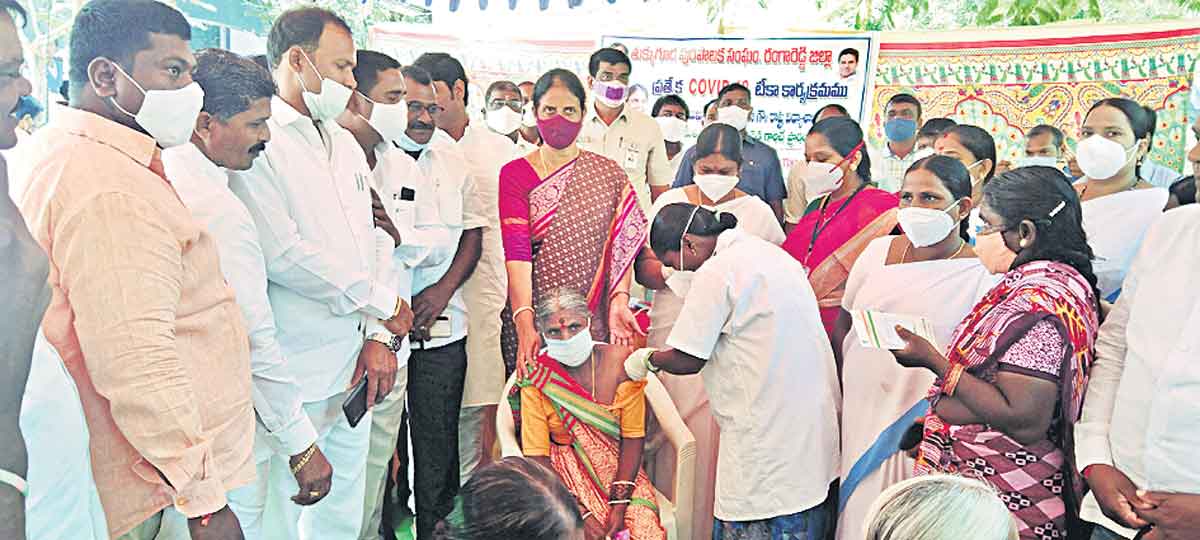 ప్రతి ఒక్కరూ టీకాలు తీసుకోవాలి