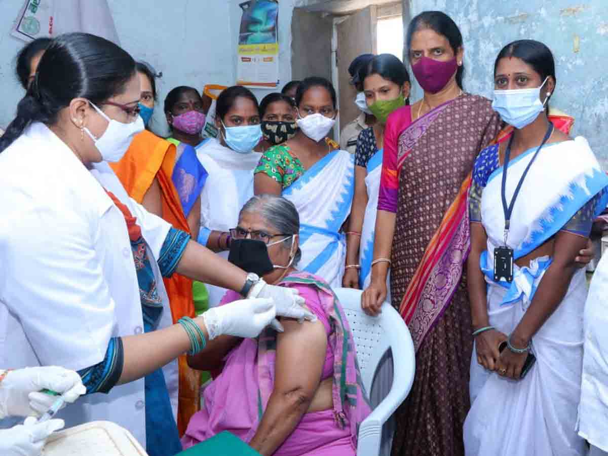 Shabad : బడంగ్‌పేట్‌, రావిర్యాలలో వ్యాక్సినేషన్‌ కేంద్రాలను ప్రారంభించిన మంత్రి