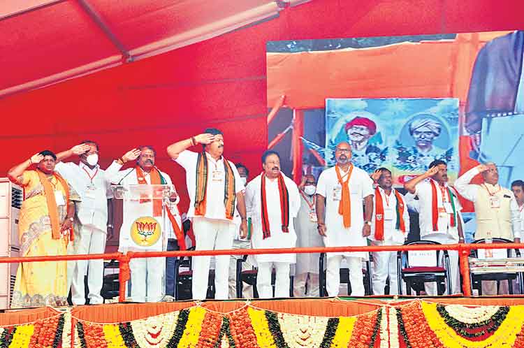 దేశభక్తి వీరులు.. జెండావందనం చేయలేరా?