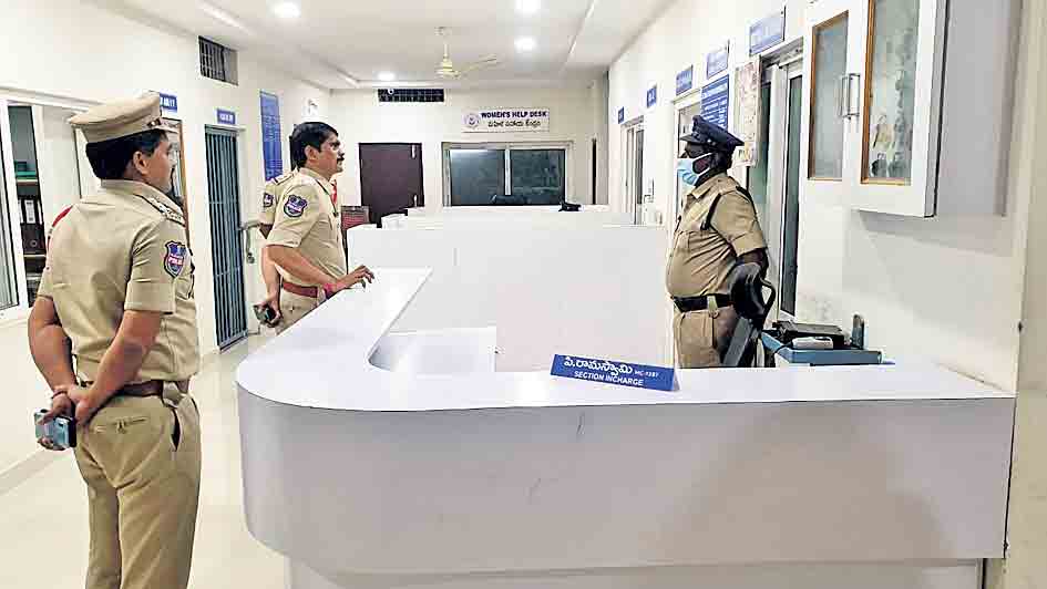 ఫిర్యాదుదారులతో స్నేహపూర్వకంగా మెదలాలి