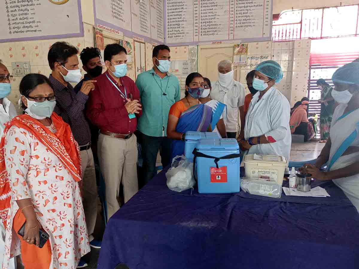Warangal : వ్యాక్సినేషన్‌ కేంద్రాన్ని సందర్శించిన డీఎంహెచ్‌వో డాక్టర్‌ వెంకటరమణ