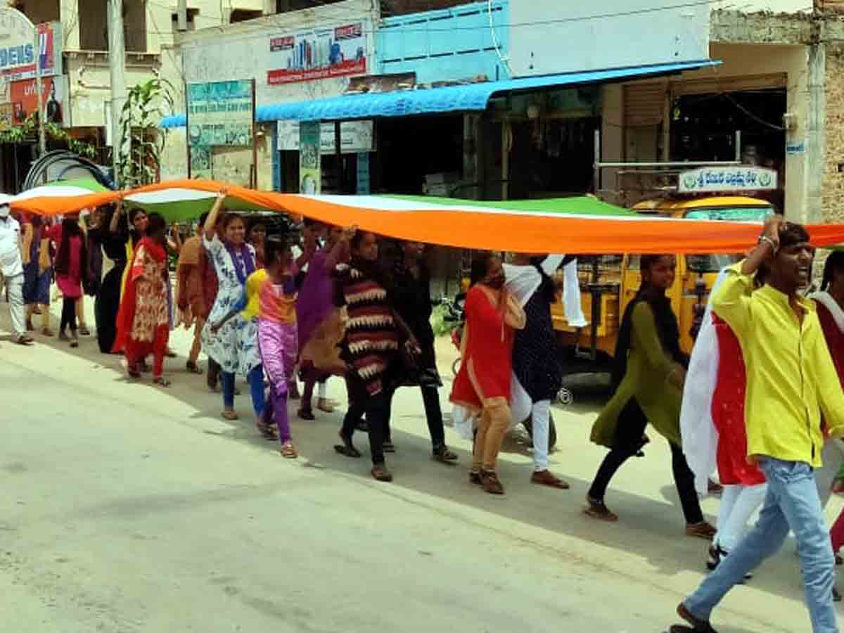 Yacharam : నల్లవెల్లిలో 100మీటర్ల జాతీయజెండా ప్రదర్శన