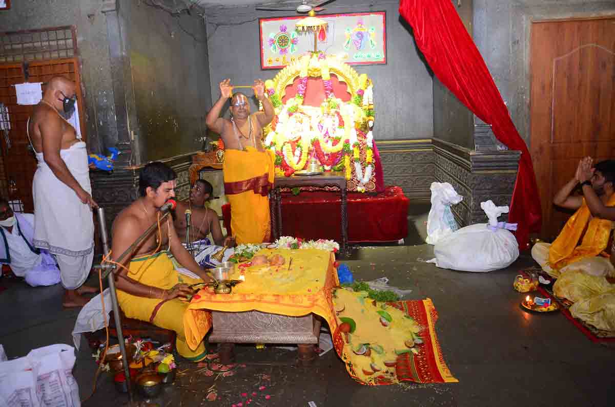 యాదాద్రిలో నిత్య పూజల కోలాహలం