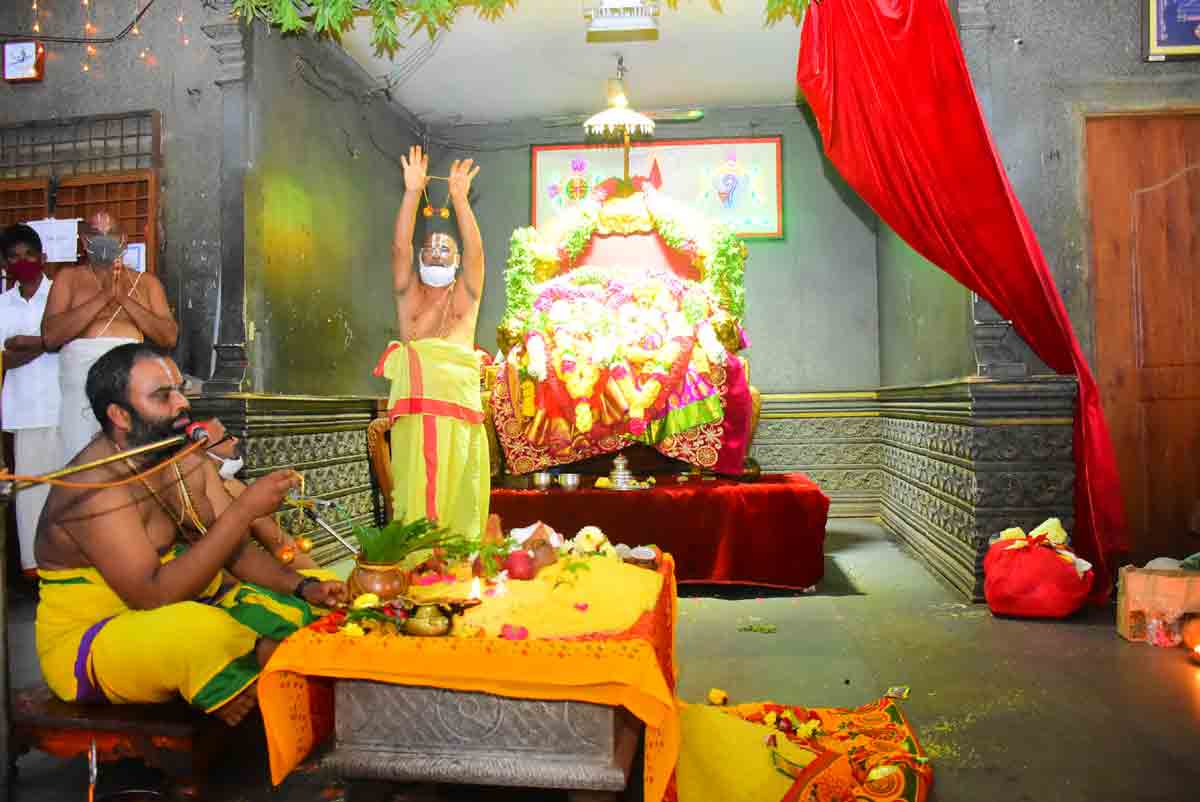 యాదాద్రిలో భక్తుల సందడి