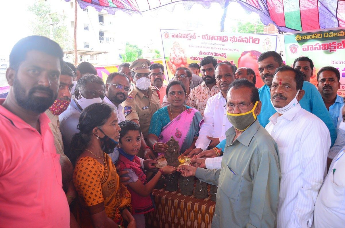 మట్టి గణపతులనే పూజించాలి