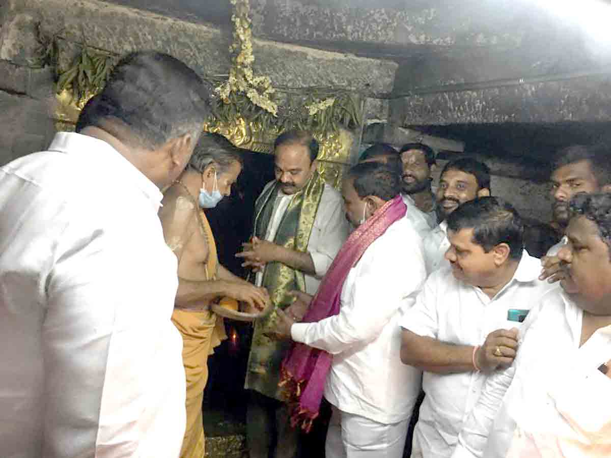 ఎంపీ రంజిత్‌రెడ్డి బర్త్‌డే.. మొక్క నాటి నీళ్లు పోసి..