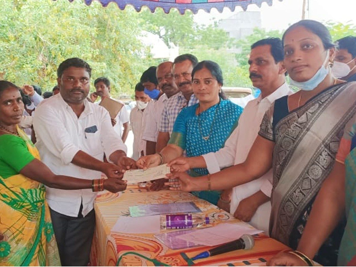 Mall: కల్యాణ లక్ష్మి, షాదీ ముబారక్ పథకాలు పేదలకు వరం.. ఎమ్మెల్యే రవీంద్రకుమార్