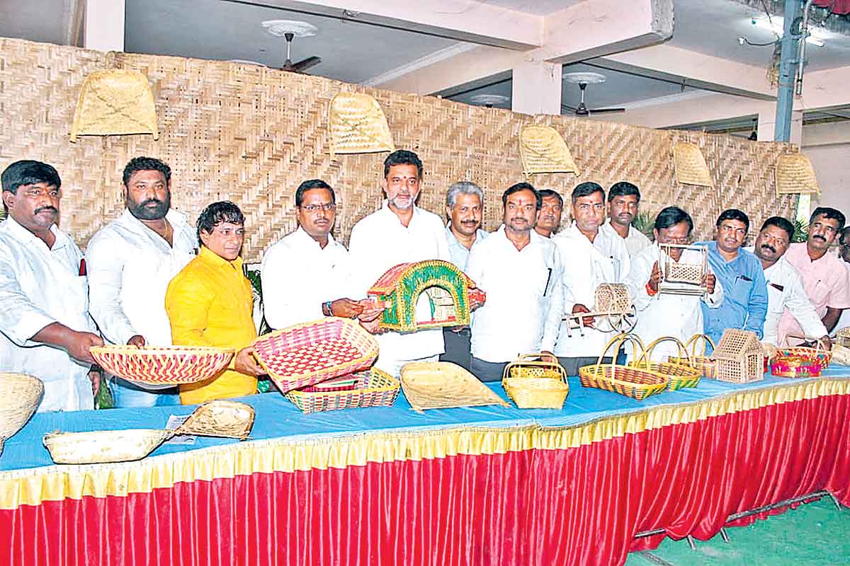 కుల వృత్తుల పూర్వ వైభవానికి ప్రభుత్వం కృషి