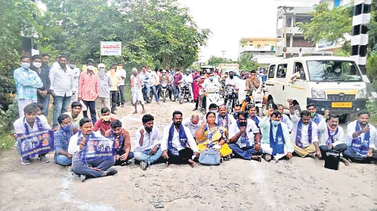 బ్రిడ్జికి నిధులు తేని ‘బండి’పై నిరసన