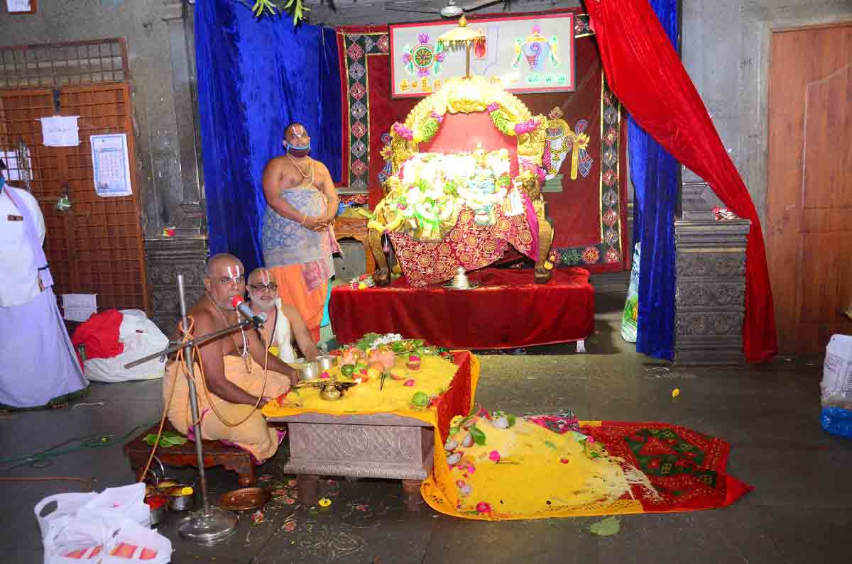 యాదాద్రీశుడికి శాస్ర్తోక్తంగా నిత్య పూజలు