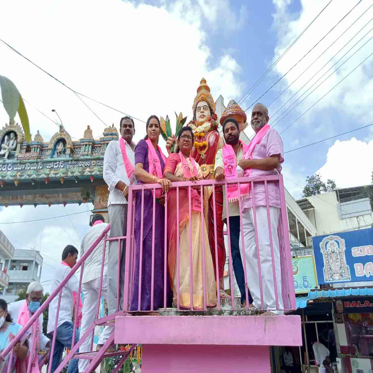 గులాబీ పండుగ సంబురంగా..
