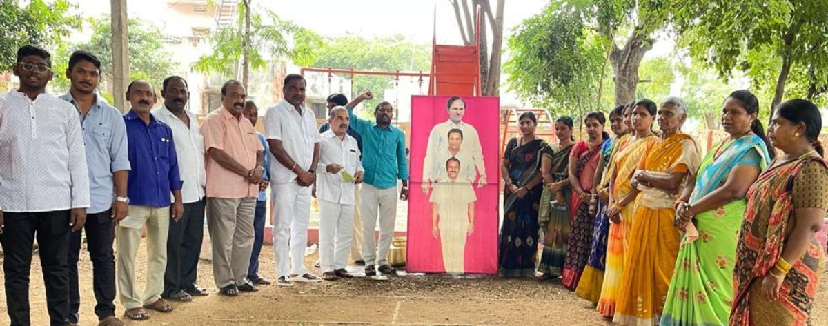 wines reservation | సీఎం కేసీఆర్‌ చిత్రపటానికి క్షీరాభిషేకం