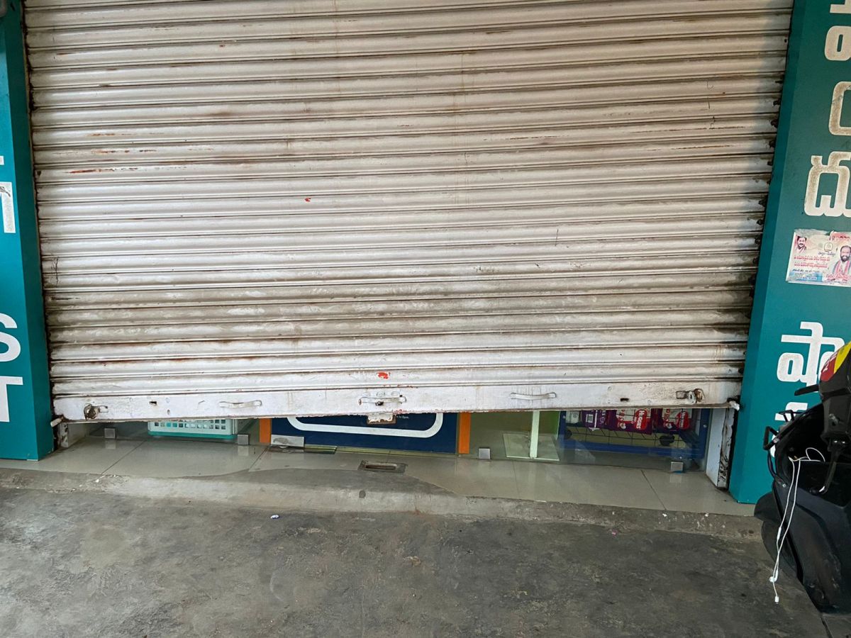 Apollo Pharmacy | షెట్టర్‌ తొలగించి అపోలో ఫార్మసీలో దోపిడీ